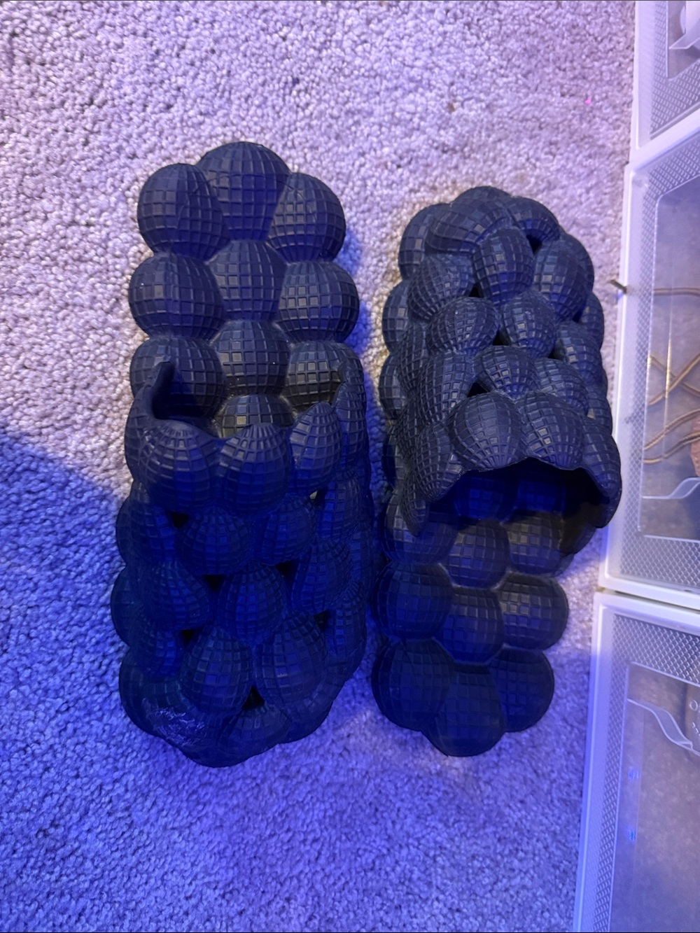 Bubble-Textured Black Decorative Slippers that’s very comfy slip on shoes .!